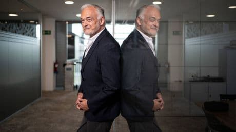 Esteban González Pons, europarlamentario: "Me siento muy cómodo escribiendo escenas de sexo"