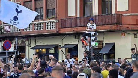VIDEO Engelse fans vieren én vechten in aanloop naar Europa League-finale tussen Tottenham en Manchester United