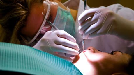 Finte dentiste a Vigevano, indagate due sorelle. Un uomo accusato di violenza sessuale