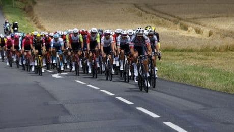 La Policía dispara a un hombre que hirió con un cuchillo a un agente en la meta de la cuarta etapa del Tour
