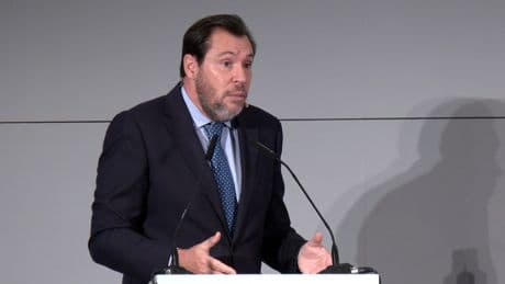 El Gobierno de Ayuso acusa a Óscar Puente de estar &quot;en la playa tuiteando&quot; mientras persiste el caos en los trenes