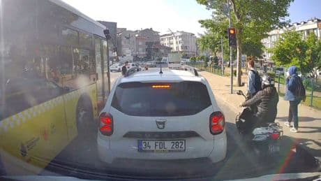 Sultangazi'de kırmızı ışıkta geçmeye çalışan motosikletli öğrenciye çarptı