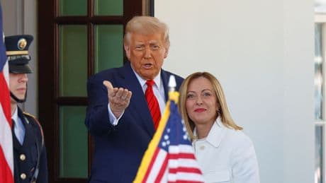 Trump sagte "Bitte, bitte": Meloni-Übersetzerin entschuldigt sich nach Aussetzer