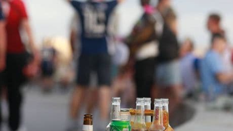 Herstellung auf Parkplatzboden: Mallorcas Polizei warnt vor illegalen Strand-Drinks