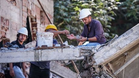 Balıkesir'deki depremde yıkılan 3 katlı binadan karot örneği alındı