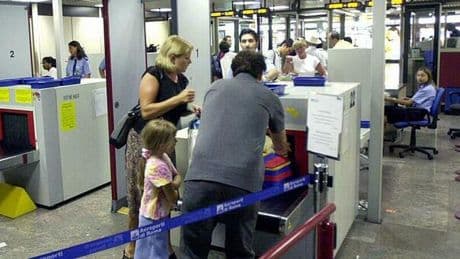 Aerei, stop limiti liquidi nei bagagli a mano: cosa cambia, da quando e in quali aeroporti italiani