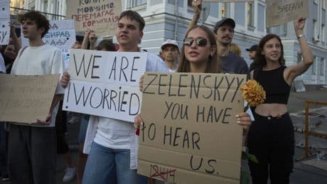 Proteste in der Ukraine: Selenskyjs langsame Kehrtwende