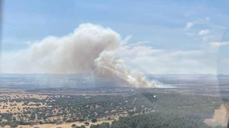 El incendio de Badajoz, que ha arrasado unas 2.500 hectáreas, evoluciona favorablemente