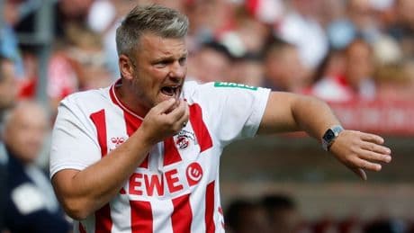 Bundesliga – 1. FC Köln: Trainer Lukas Kwasniok coacht im Trikot