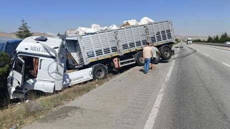 Eskişehir'de tır kamyonete arkadan çarptı