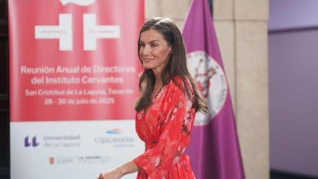Letizia se rinde al estampado floral durante su paso por las Islas Canarias: los detalles de su estilismo