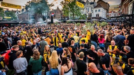 Honderden supporters steunen noodlijdend Vitesse in centrum Arnhem