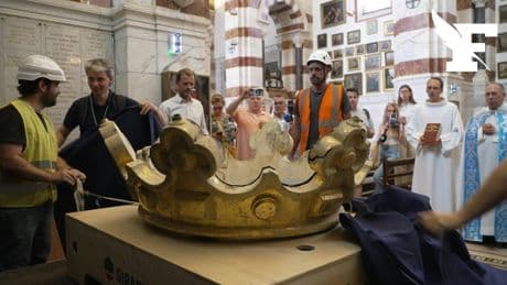Marseille : les images historiques de la couronne de la «Bonne Mère» descendue de son sommet