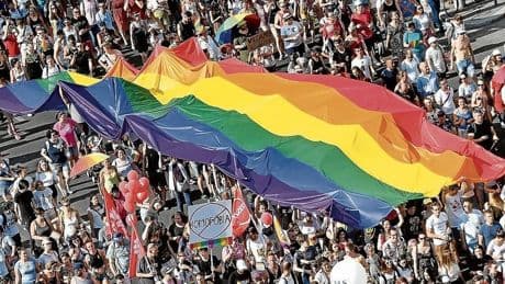 Bruselas cree que la ley anti-LGTBI de Orbán viola los derechos fundamentales