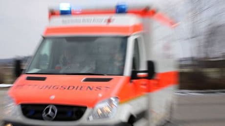 Frontalzusammenstoß mit Familienauto auf regennasser Straße – elfjähriges Kind tot