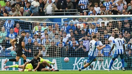 Bart Verbruggen, Jan Paul van Hecke en Joël Veltman dienen met Brighton Manchester City nieuwe nederlaag toe