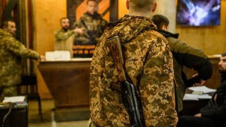 « Maman, je suis chez Azov » : l’armée ukrainienne tente de créer une nouvelle dynamique pour attirer des recrues