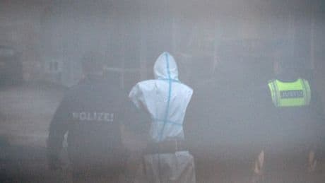 Messerangriff in Asylunterkunft nicht nachgegangen? – Staatsanwaltschaft klagt Polizisten an