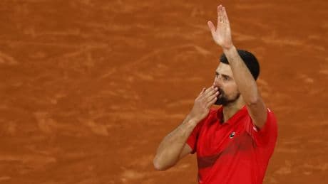 El gesto de Novak Djokovic tras perder contra Sinner que suena a despedida de Roland Garros