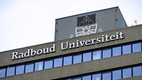 Ramen ingegooid bij gebouw van bestuur universiteit Nijmegen