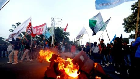 Au moins vingt personnes disparues après des violentes manifestations en Indonésie