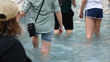 Freizeit: Schirme, Schatten, Wassertreten: Hitzeschutz zum Hessentag