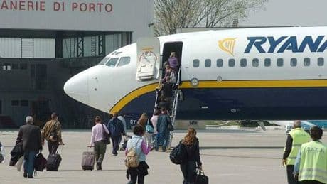 Ryanair, biglietti verso l'aumento per l'estate (dopo il calo): «Profitti annuali scesi del 16%»