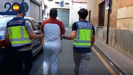 Detenido en Almería un joven por introducir billetes falsos de 100 euros comprando ropa de marca