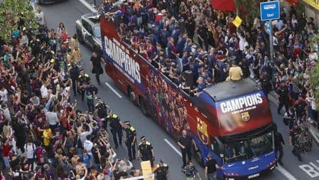 El Barça desata la locura en la celebración del doblete Liga-Copa