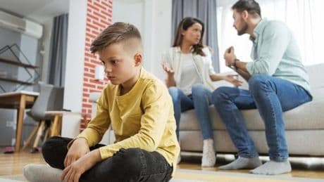Kind mit Narzissten: Mutter wird in perfidem Spiel zur Gegnerin