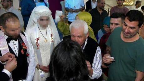 Davetli gibi düğüne gitti, takı töreninde paraları çalıp gelin ve damada su ikram etti