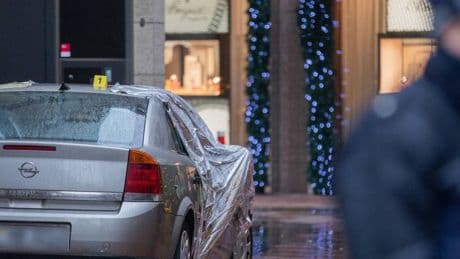 Schaufenster mit dem Auto durchbrochen: Spektakulärer Millionenraub auf der Kö – Prozess beginnt