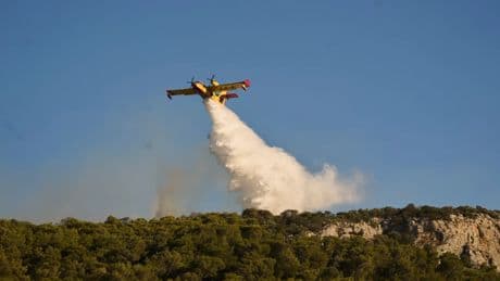 Un gran incendio forestal en Grecia obliga a evacuar a cientos de ciudadanos