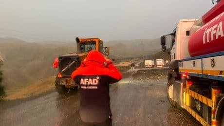 Ağrı-Kağızman yolu heyelan nedeniyle ulaşıma kapandı