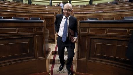 Hacienda cesa a dos cargos imputados en el ‘caso Montoro’