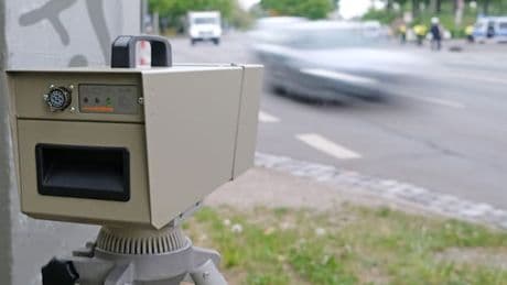 Polizei startet Blitzermarathon mitten in der Ferienzeit – Darauf müssen Autofahrer achten