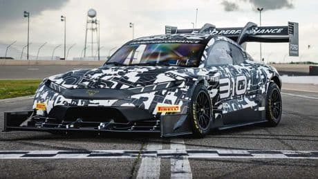 Ford alla Pikes Peak 2025 con la Super Mustang Mach-E. Con Romain Dumas al volante punta al bis con un'altra elettrica
