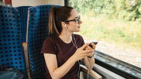 Fiction, philosophie, dialogue autour des cultes… Cinq podcasts à écouter cet été