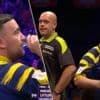 KIJK. Luke Littler plaagt fluitende Nederlandse fans op aparte manier, al moet hij toch het hoofd buigen voor Michael van Gerwen