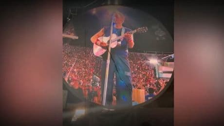 Amanti al concerto dei Coldplay, Chris Martin nell'ultimo concerto avvisa il pubblico della kiss cam: ecco cosa ha detto dopo la gaffe con Andy Byron