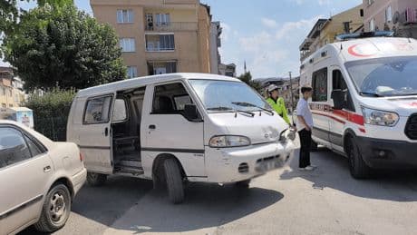 Bursa'da 13 yaşındaki çocuğun idaresindeki motosiklet, minibüse çarptı: Yaralılar var