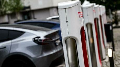 Auto elettriche ancora troppo care ma le batterie costano sempre meno. Ecco perchè non diminuiscono i prezzi