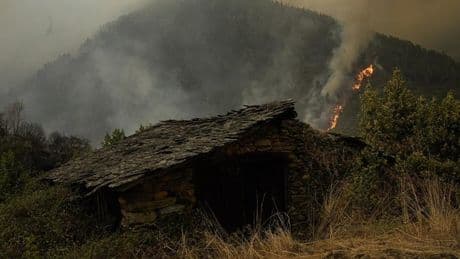 Dos incendios forestales continúan activos en Galicia mientras otros focos quedan controlados