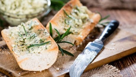Perfekt zum Grillen: Schnelle Knoblauch-Butter mit nur 2 Zutaten
