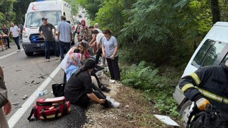 Ordu'da servis minibüsü otomobil ile çarpıştı: 15 yaralı