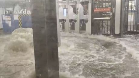 New York City: Straßen und U-Bahnschächte nach Unwetter unter Wasser