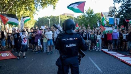 El micfróno abierto de TVE en las protestas de la Vuelta: «No tenemos texto, joder»