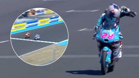 La victoria de infarto del español Máximo Quiles en Moto3: se toca en plena recta y gana por solo 18 milésimas
