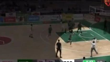 La Federación Española de Baloncesto retira la licencia al entrenador del Huesca que zancadilleó a un jugador del Zornotza