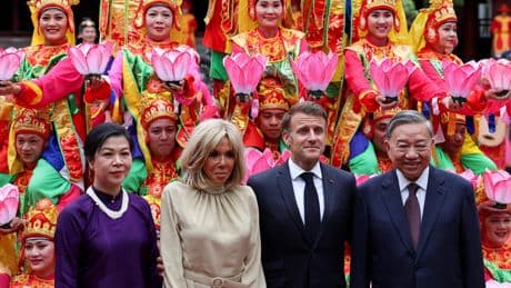 Au Vietnam, Emmanuel Macron tente de se frayer un chemin entre Donald Trump et Xi Jinping